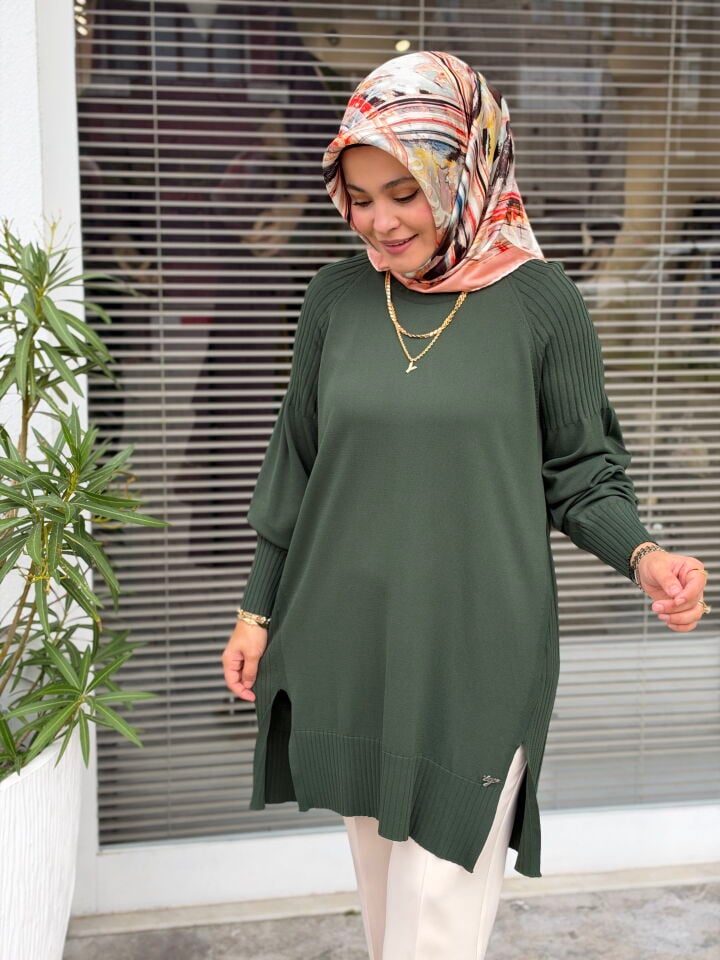 TIĞ TRİKO YANLARI YIRTMAÇLI MERSERİZE TUNİK ZÜMRÜT