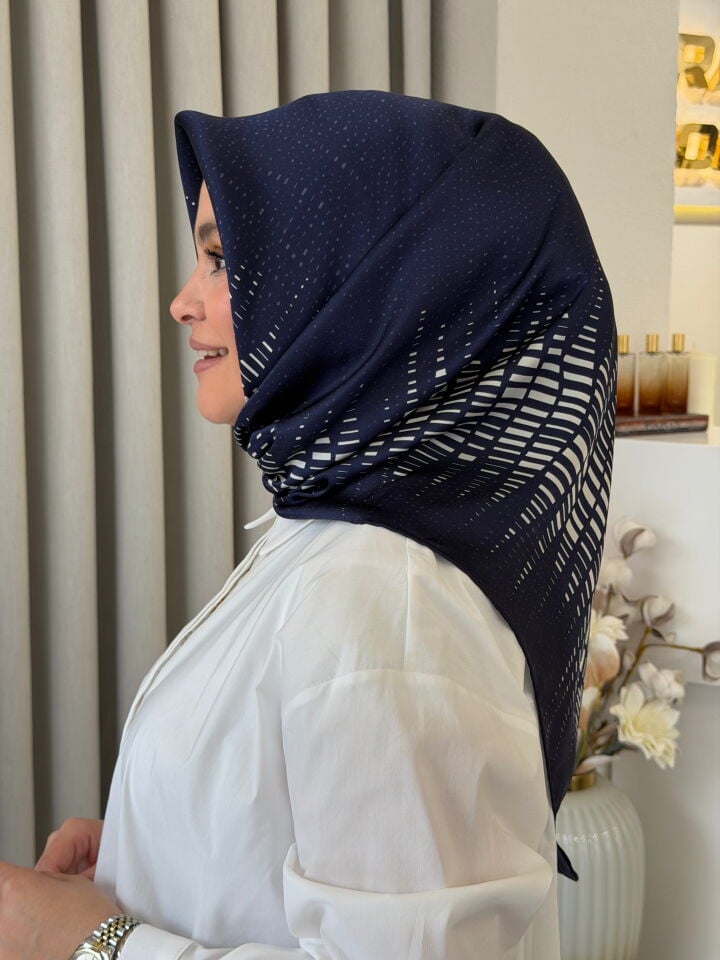 AKER SURA İPEK EŞARP