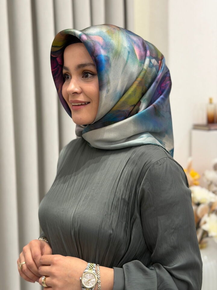 ARMİNE SURA İPEK EŞARP