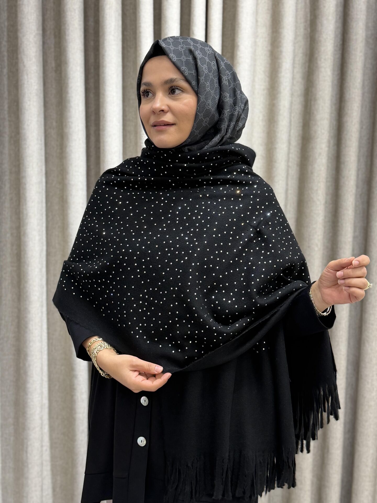 TAŞLI OMUZ ŞALI SİYAH