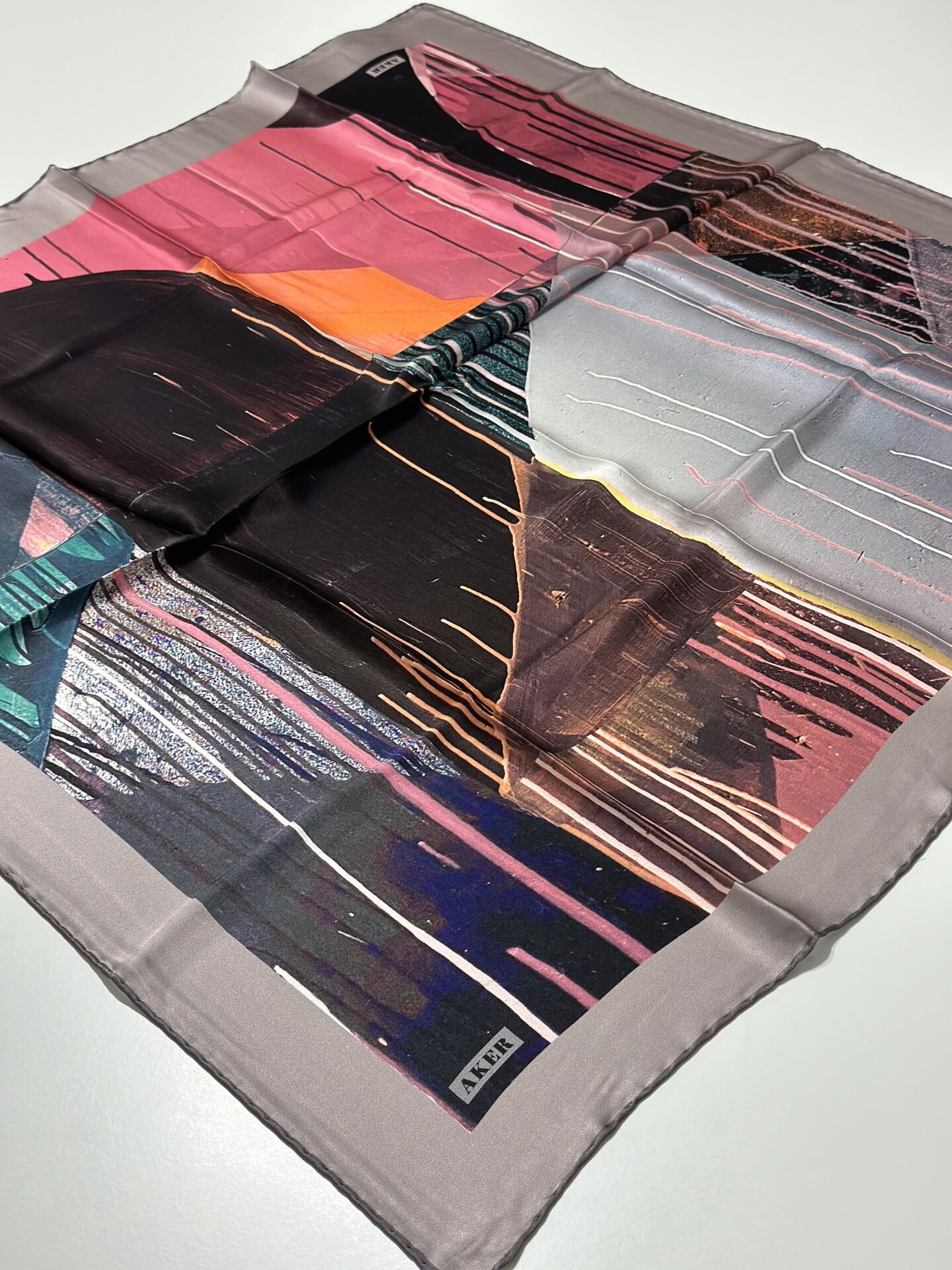 AKER SURA İPEK EŞARP