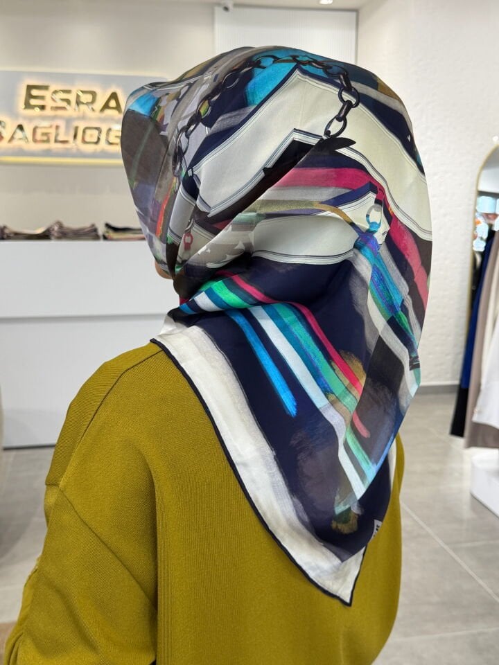 AKER SURA İPEK EŞARP