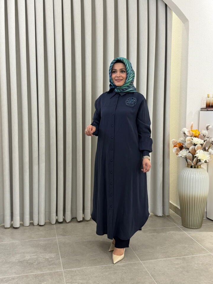 ARMİNE TREND ÇİÇEK İŞLEMELİ TENCEL GÖMLEK LACİVERT
