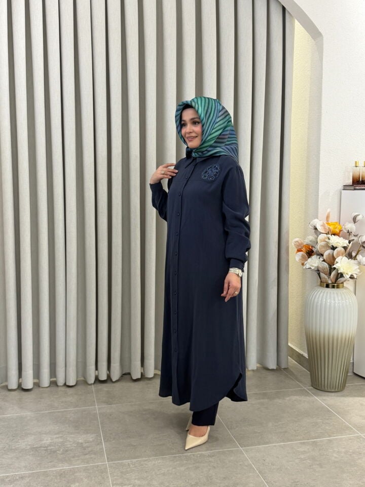 ARMİNE TREND ÇİÇEK İŞLEMELİ TENCEL GÖMLEK LACİVERT