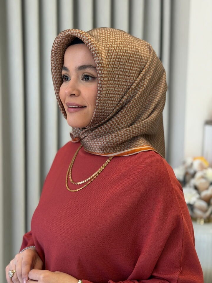 ARMİNE SURA İPEK EŞARP