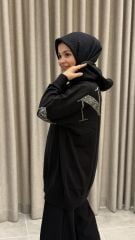 TIĞ TRİKO ARKASI TAŞ YAZI BASKILI KAPİŞONLU BLUZ