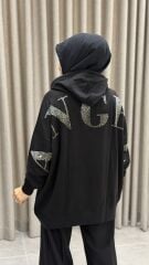 TIĞ TRİKO ARKASI TAŞ YAZI BASKILI KAPİŞONLU BLUZ