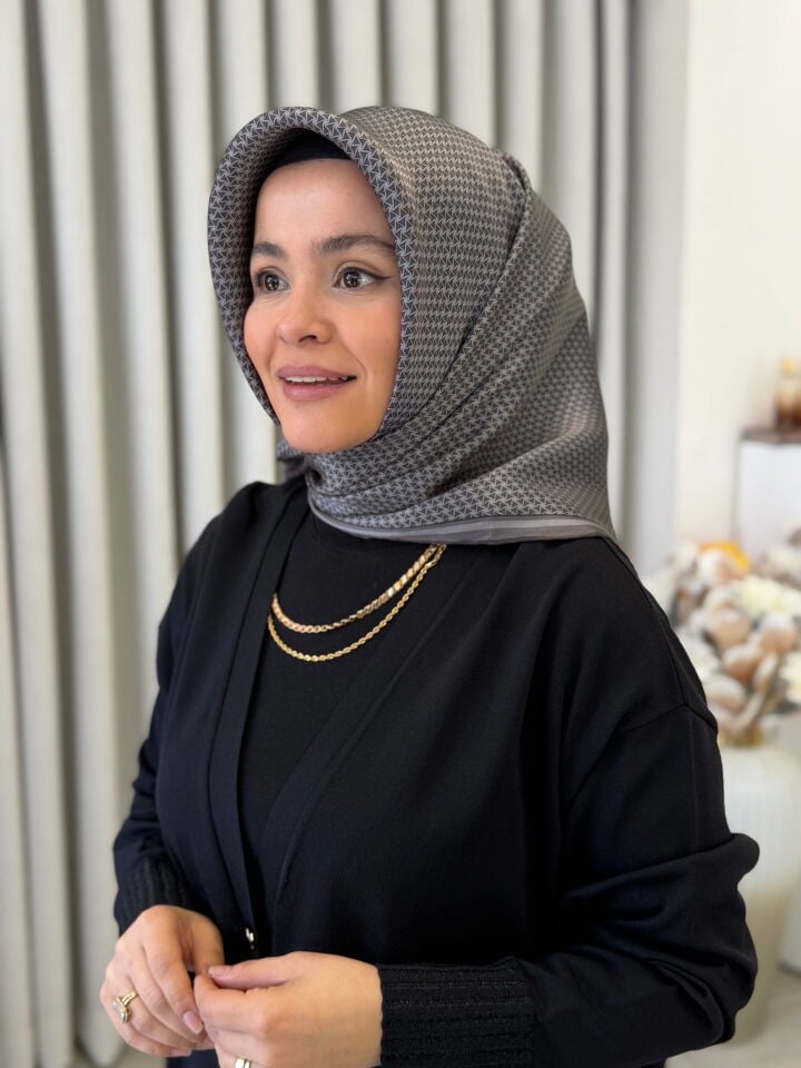 ARMİNE SURA İPEK EŞARP