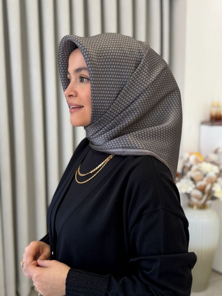 ARMİNE SURA İPEK EŞARP