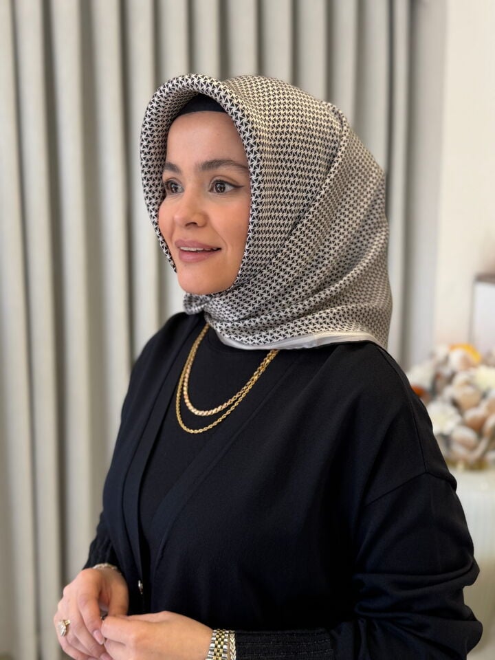 ARMİNE SURA İPEK EŞARP