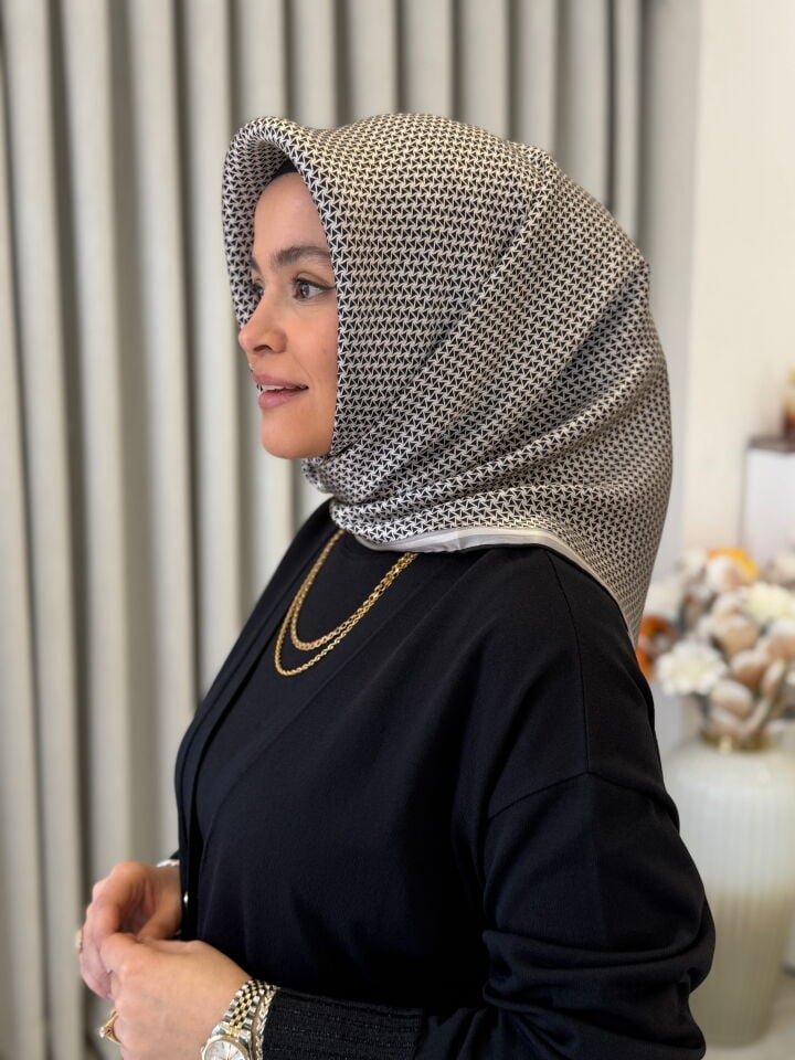 ARMİNE SURA İPEK EŞARP