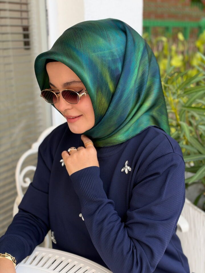 ARMİNE SURA İPEK EŞARP