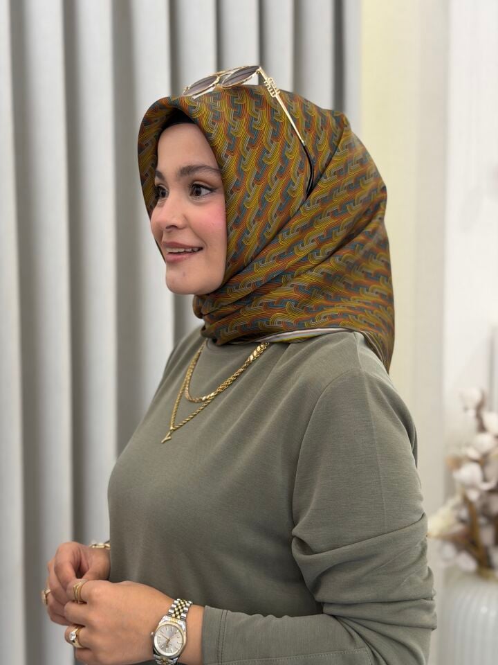 ARMİNE SURA İPEK EŞARP