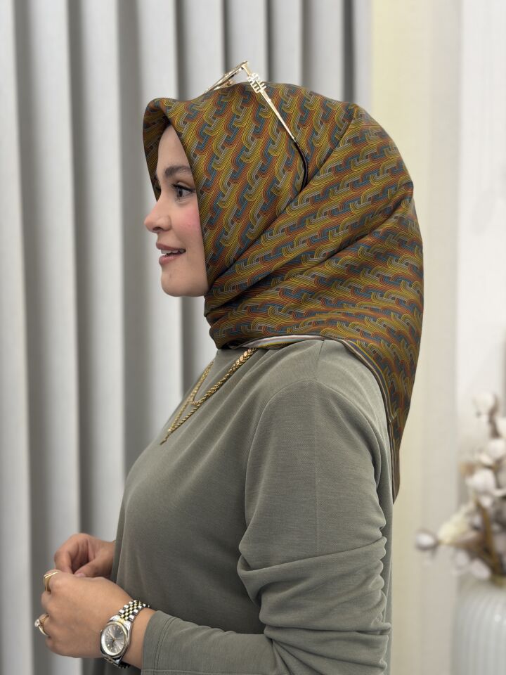 ARMİNE SURA İPEK EŞARP