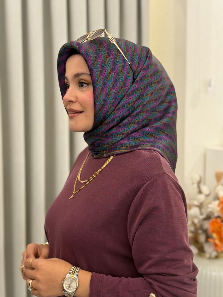 ARMİNE SURA İPEK EŞARP