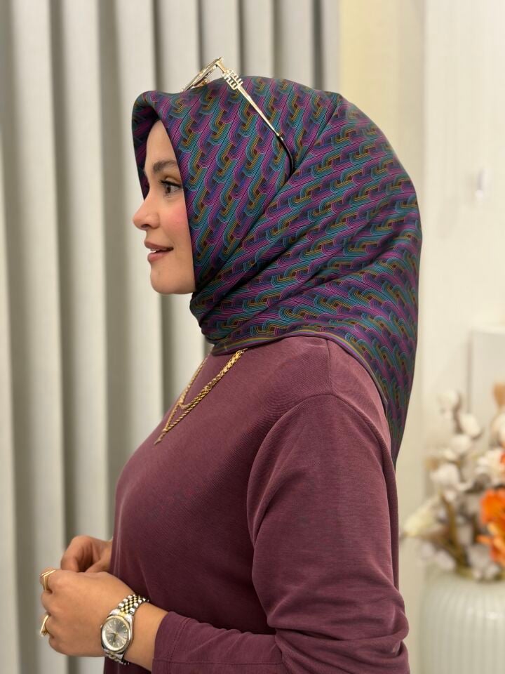 ARMİNE SURA İPEK EŞARP