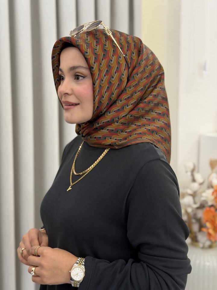 ARMİNE SURA İPEK EŞARP