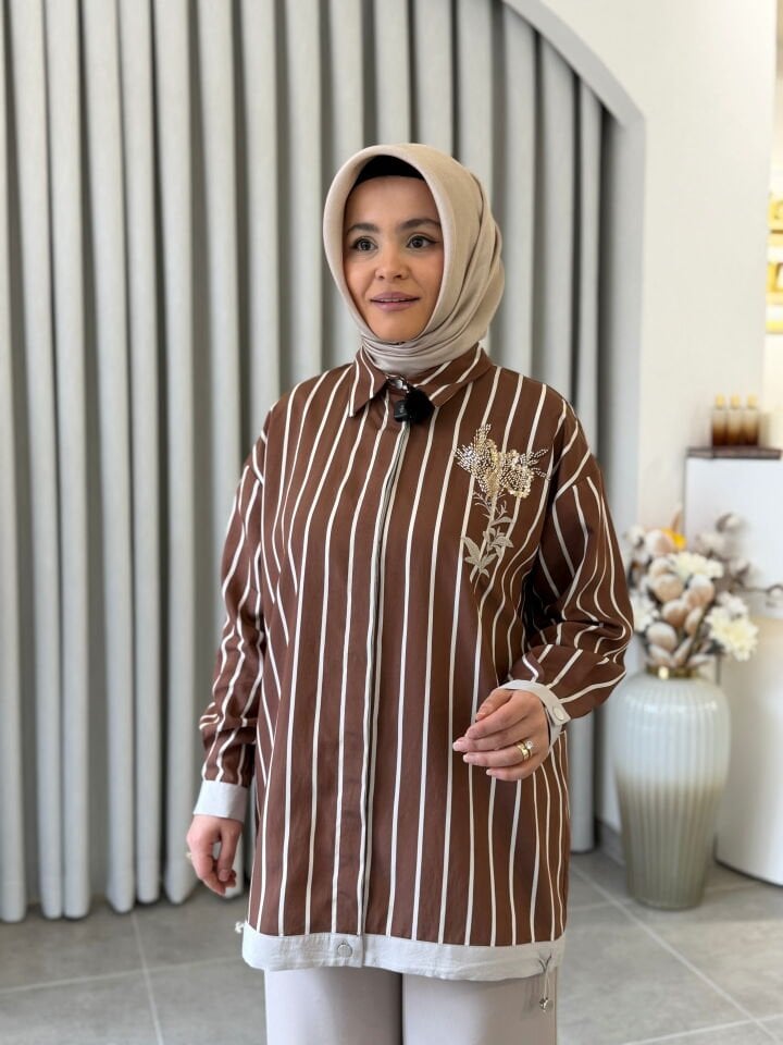 TIĞ TRİKO NAKIŞ VE BONCUK İŞLEMELİ ÇİZGİLİ GÖMLEK KAHVERENGİ