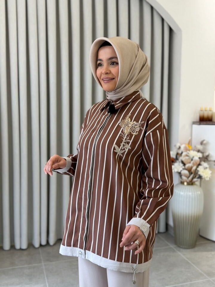 TIĞ TRİKO NAKIŞ VE BONCUK İŞLEMELİ ÇİZGİLİ GÖMLEK KAHVERENGİ