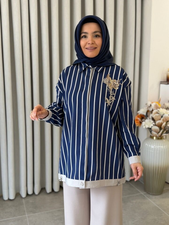 TIĞ TRİKO NAKIŞ VE BONCUK İŞLEMELİ ÇİZGİLİ GÖMLEK LACİVERT