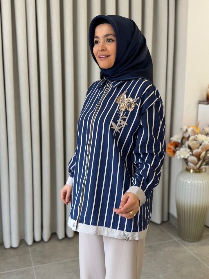 TIĞ TRİKO NAKIŞ VE BONCUK İŞLEMELİ ÇİZGİLİ GÖMLEK LACİVERT