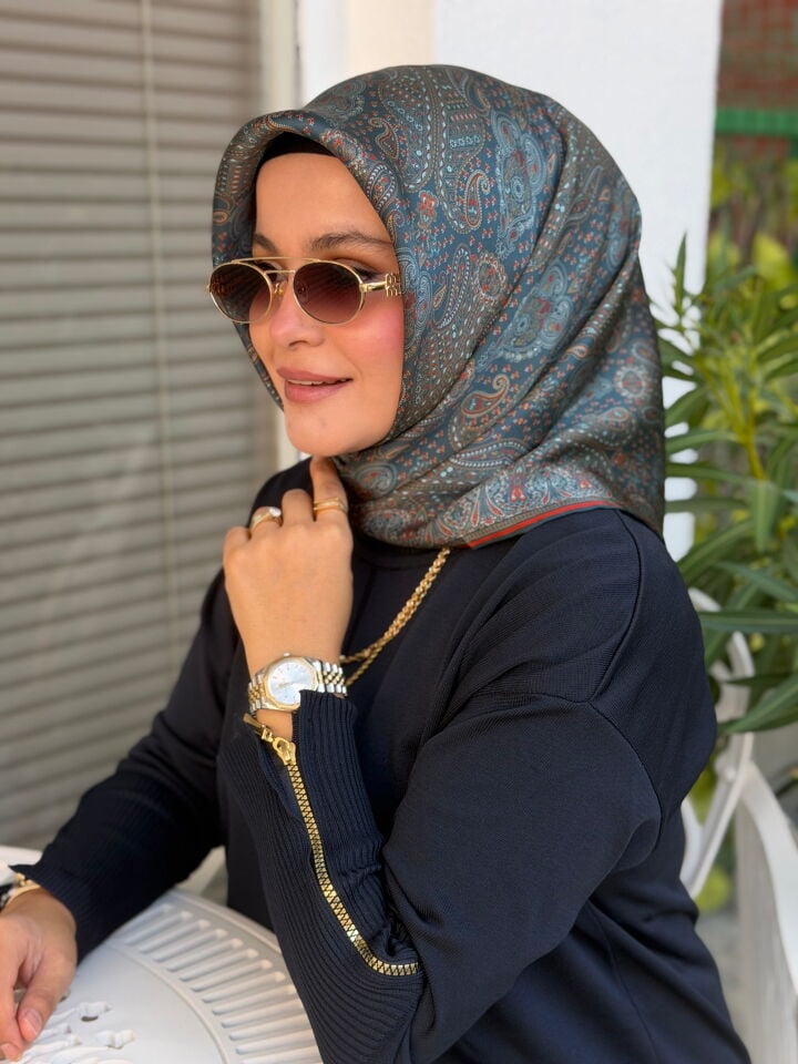 ARMİNE SURA İPEK EŞARP