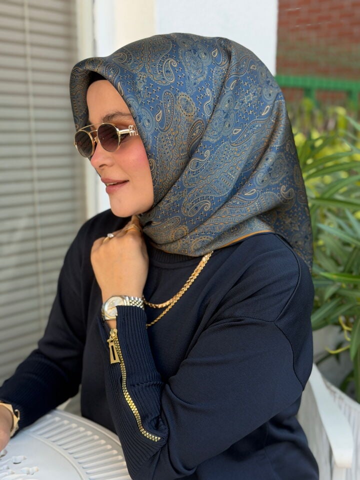 ARMİNE SURA İPEK EŞARP