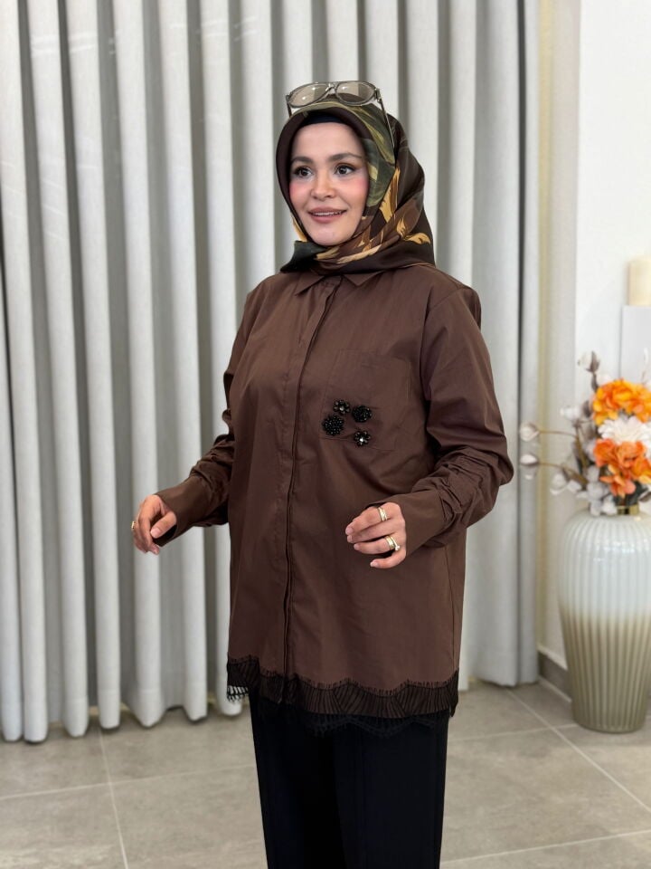 TIĞ TRİKO DANTEL DETAYLI BROŞLU GÖMLEK KAHVERENGİ