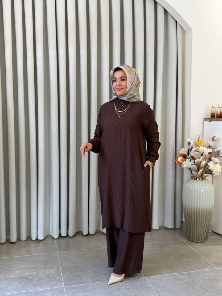 ARMİNE TREND ÇİLEK KUMAŞ TAM BOY TUNİK KAHVERENGİ