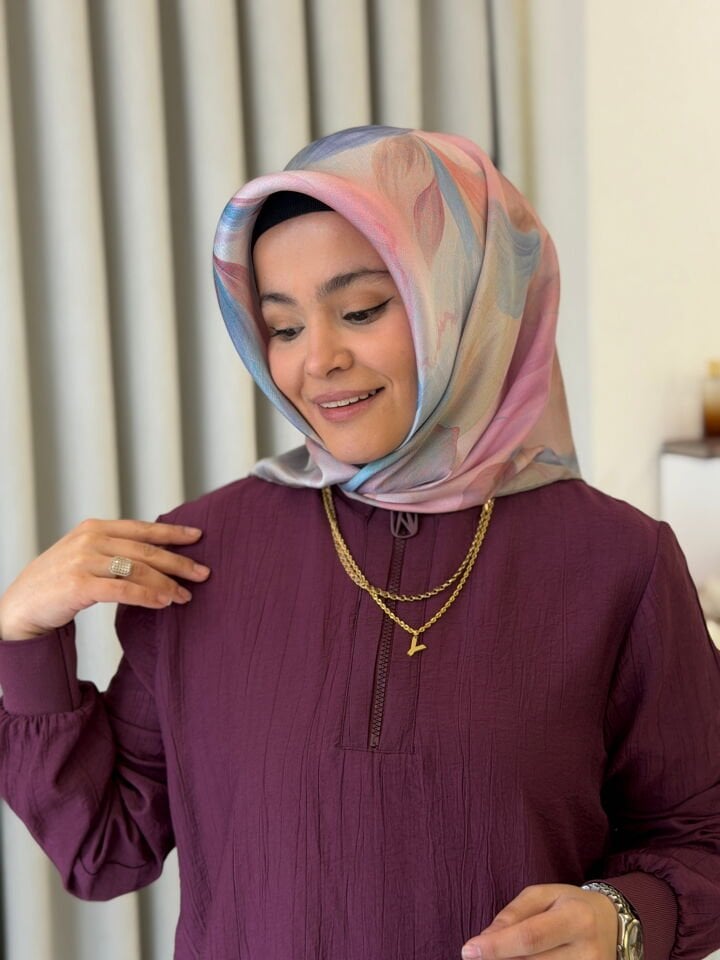 ARMİNE SURA İPEK EŞARP