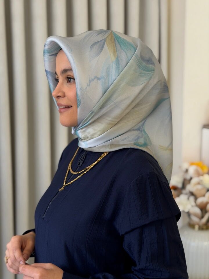 ARMİNE SURA İPEK EŞARP