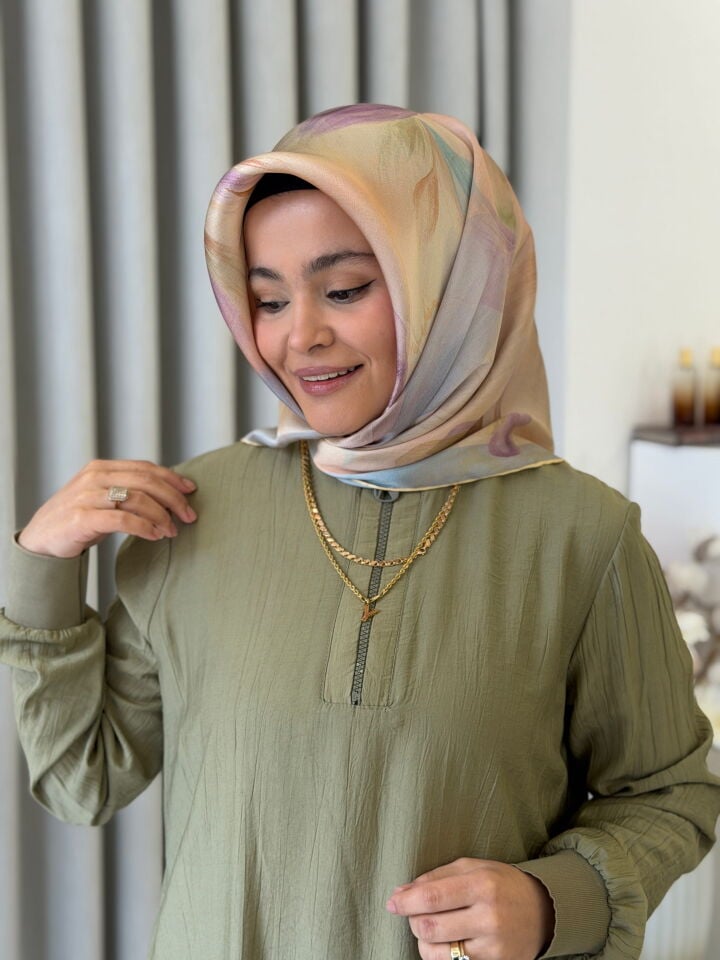 ARMİNE SURA İPEK EŞARP