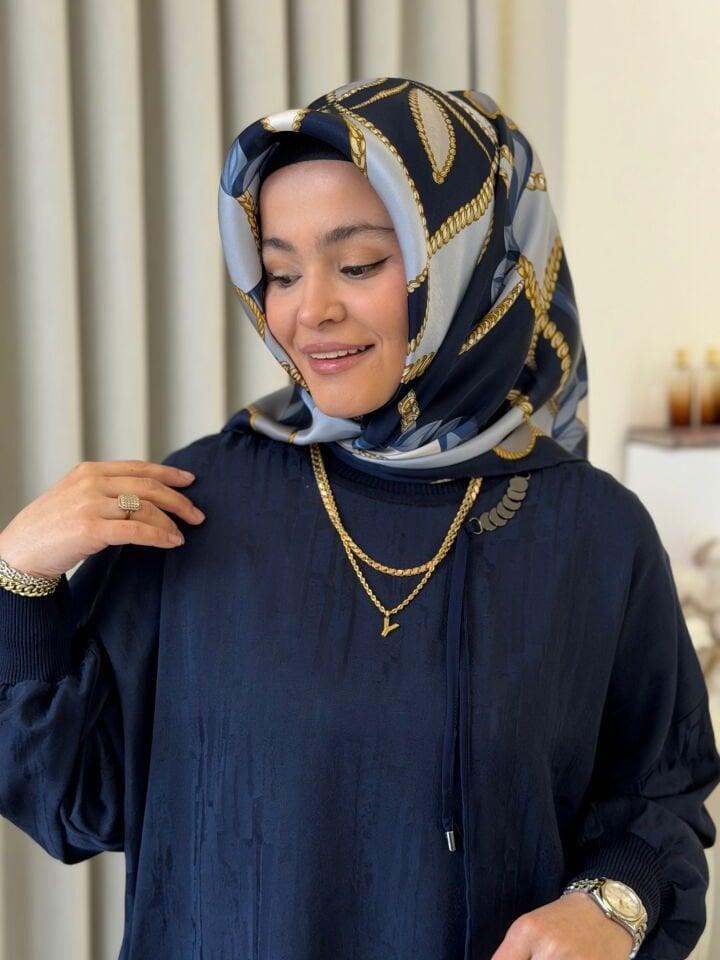 ARMİNE SURA İPEK EŞARP