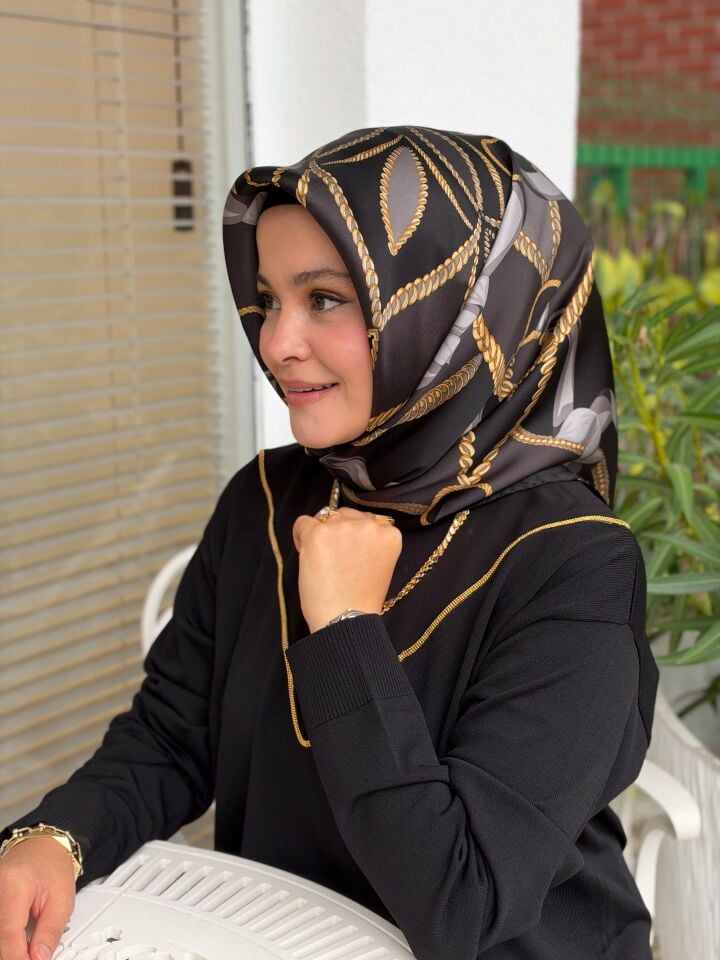 ARMİNE SURA İPEK EŞARP