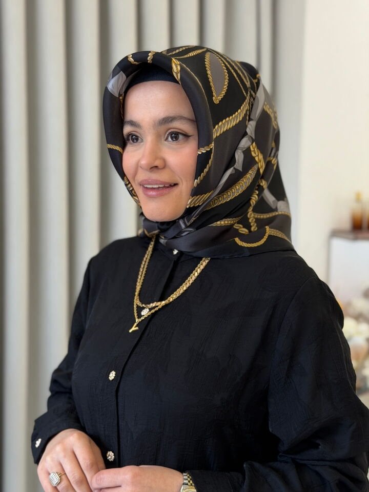 ARMİNE SURA İPEK EŞARP