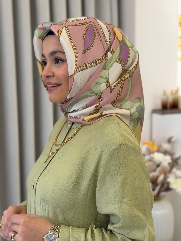 ARMİNE SURA İPEK EŞARP