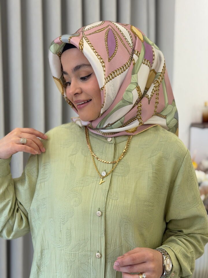 ARMİNE SURA İPEK EŞARP