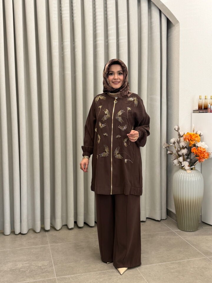 AYŞE AKAY İŞLEMELİ PANTALONLU TENCEL TAKIM KAHVE