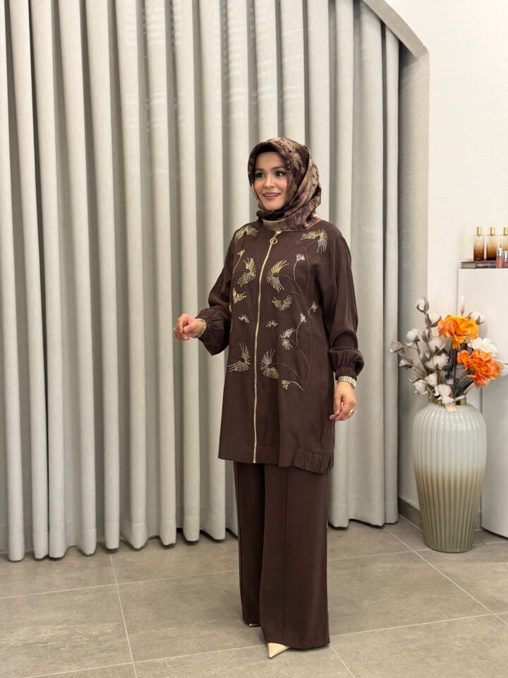 AYŞE AKAY İŞLEMELİ PANTALONLU TENCEL TAKIM KAHVE