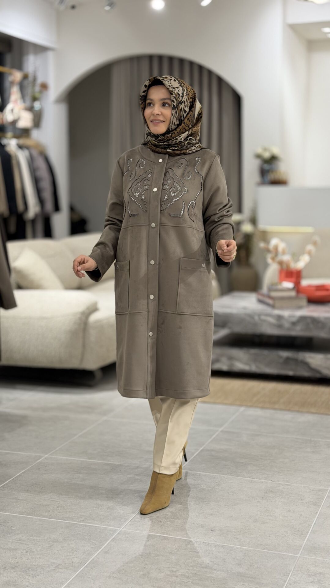 TIĞ TRİKO NAKIŞ DETAYLI SÜET KAP VİZON