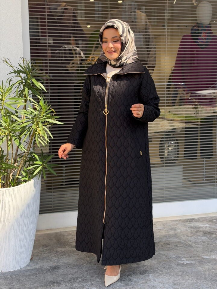 AYŞE AKAY FERMUARLI KAPİTONE KAP SİYAH