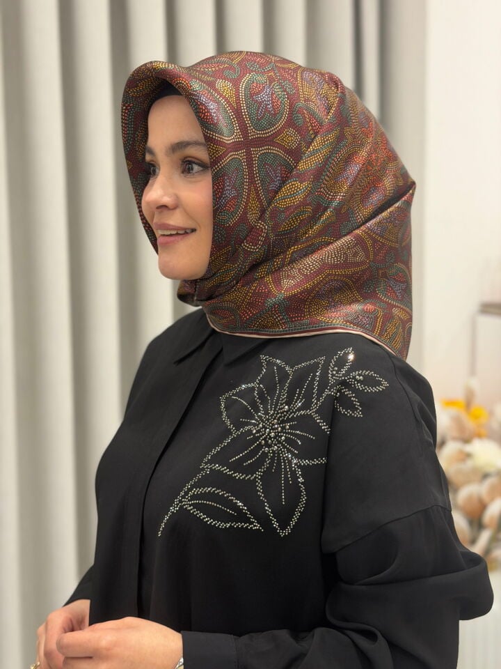 ARMİNE SURA İPEK EŞARP