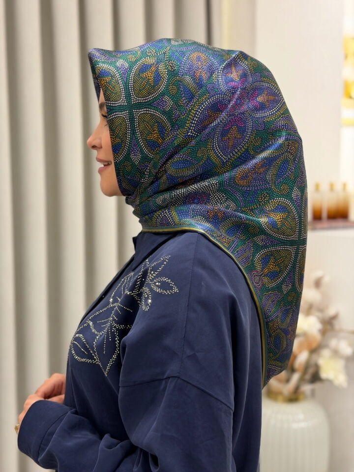 ARMİNE SURA İPEK EŞARP