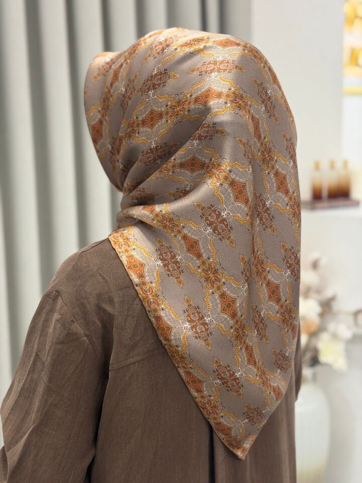 ARMİNE SURA İPEK EŞARP