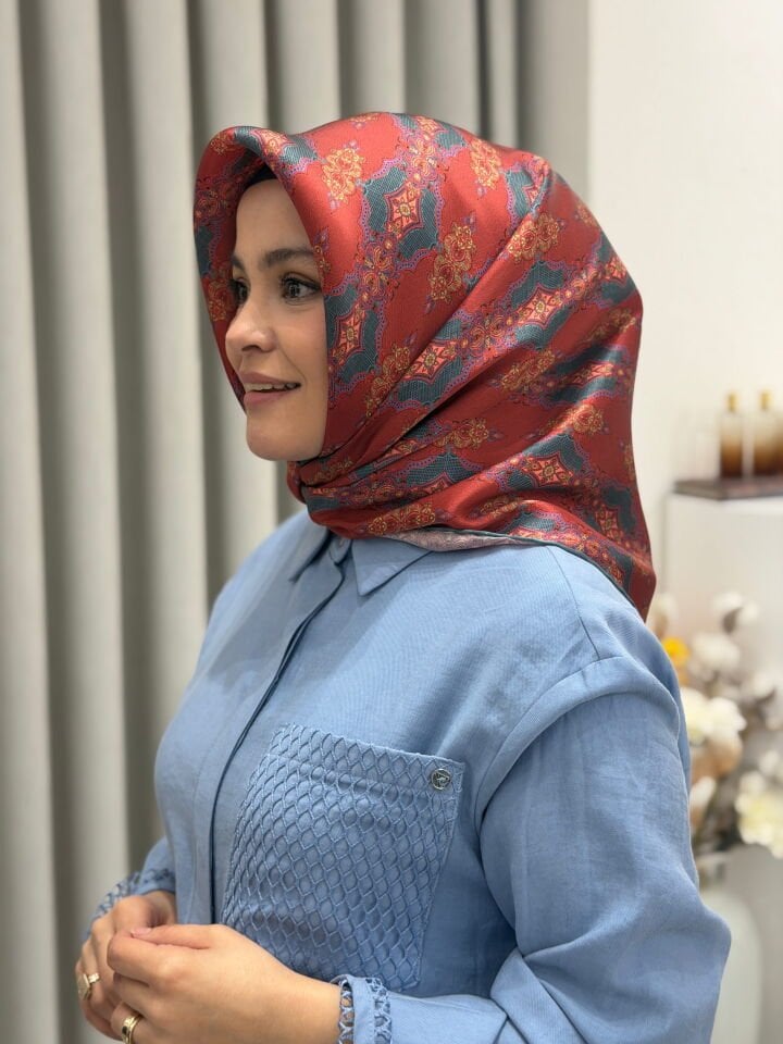 ARMİNE SURA İPEK EŞARP