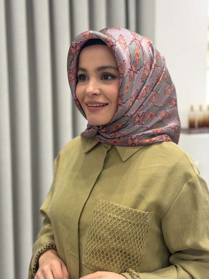 ARMİNE SURA İPEK EŞARP