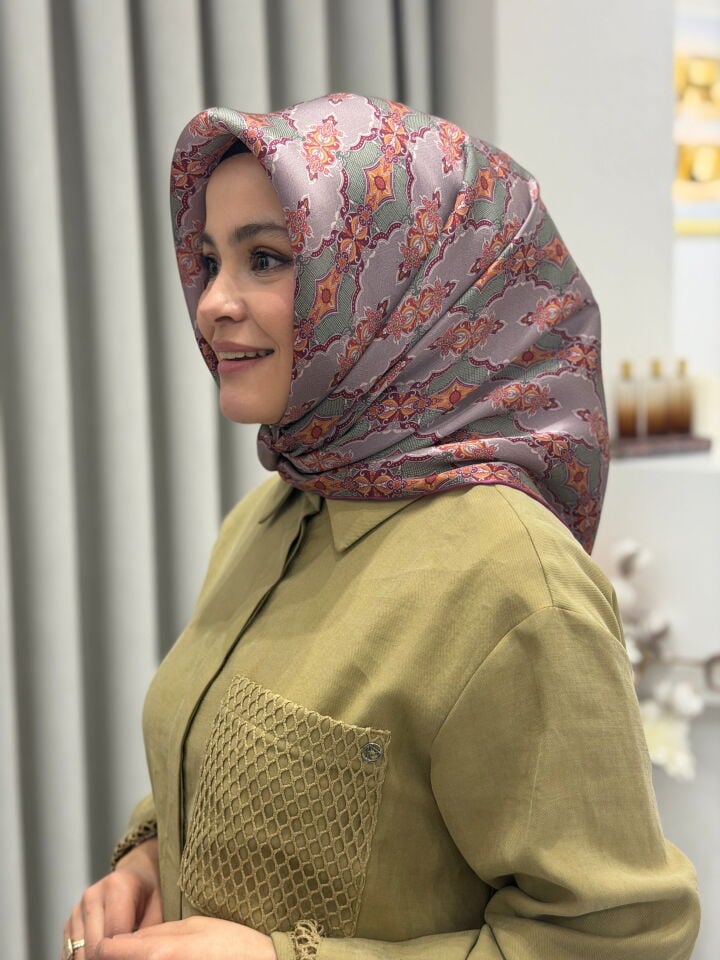 ARMİNE SURA İPEK EŞARP