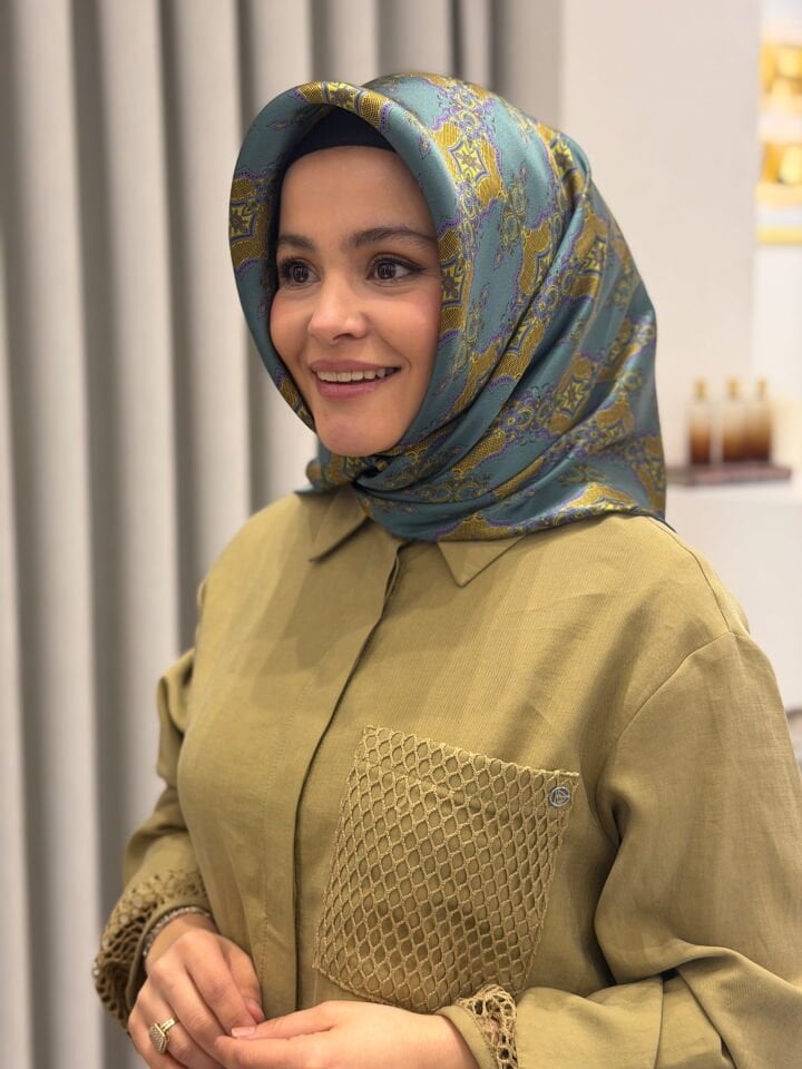 ARMİNE SURA İPEK EŞARP