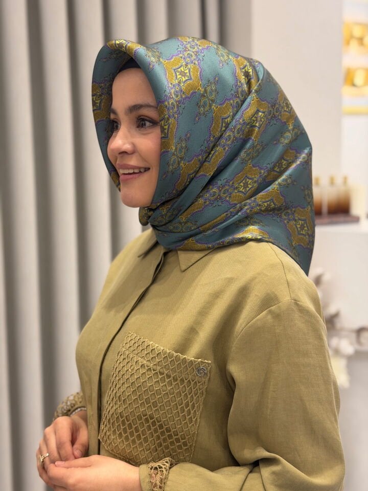 ARMİNE SURA İPEK EŞARP