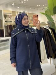 TIĞ TRİKO DENİZCİ YAKA ÖNDEN FERMUARLI DİKME TAŞLI TRİKO HIRKA LACİVERT